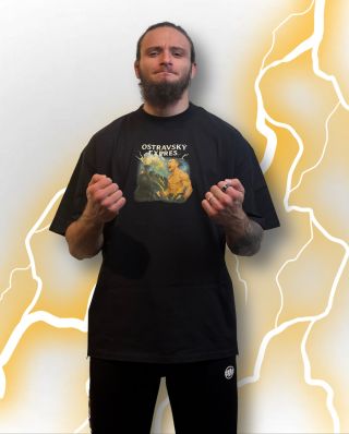Limitovaný kousek ve 🤝 spolupráci s Tomášem Mudrochem, MMA fighterem a zápasníkem Oktagonu. Černé oversized tričko z...