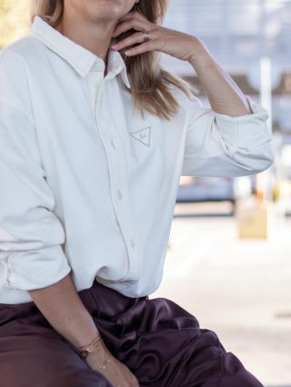 unisex košile z pevného materiálu, které zvládnou každý styl. dvě barvy, jeden problém - kterou si vzít dřív. 📸:...